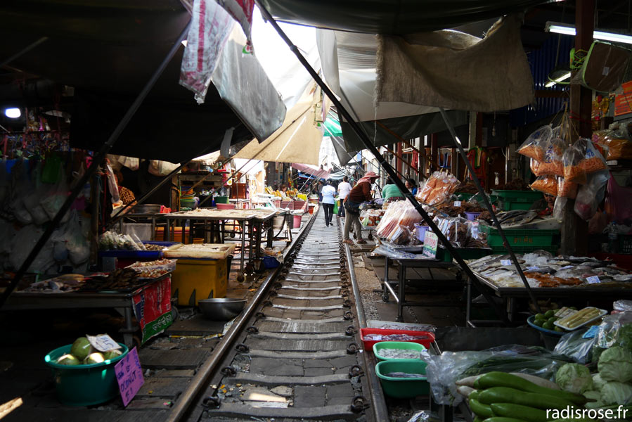 Le train traverse le marché, Maeklong railway market, le marché sur la voie ferrée en Thaïlande