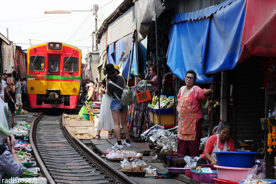 Le train traverse le marché, Maeklong railway market, le marché sur la voie ferrée en Thaïlande