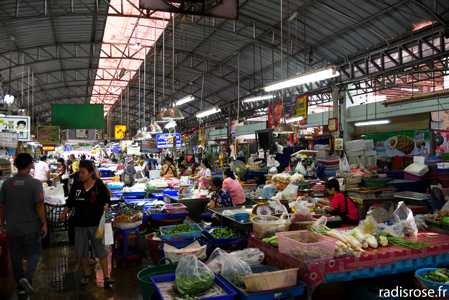 Maeklong railway market, le marché sur la voie ferrée en Thaïlande