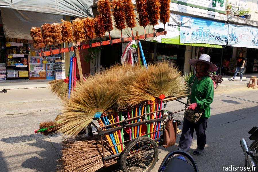 marchand de balais ambulant, Maeklong railway market, le marché sur la voie ferrée en Thaïlande