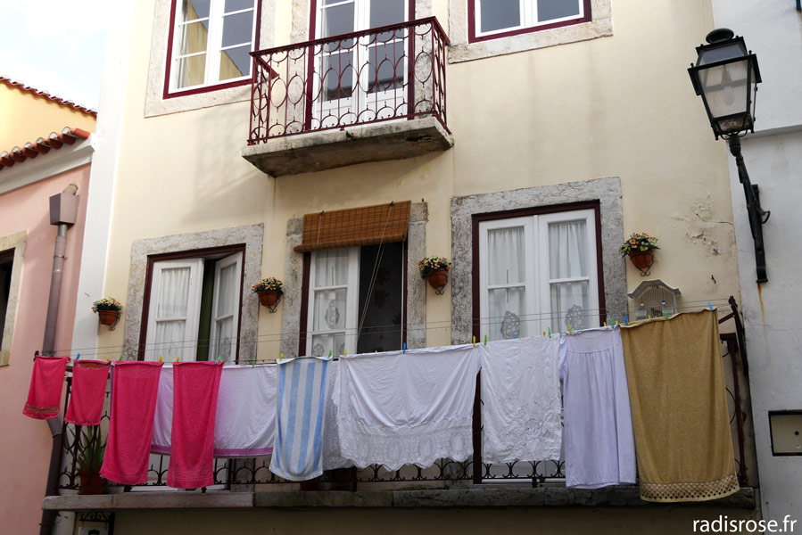 linge aux fenêtres, Balade dans l’Alfama quartier typique de Lisbonne