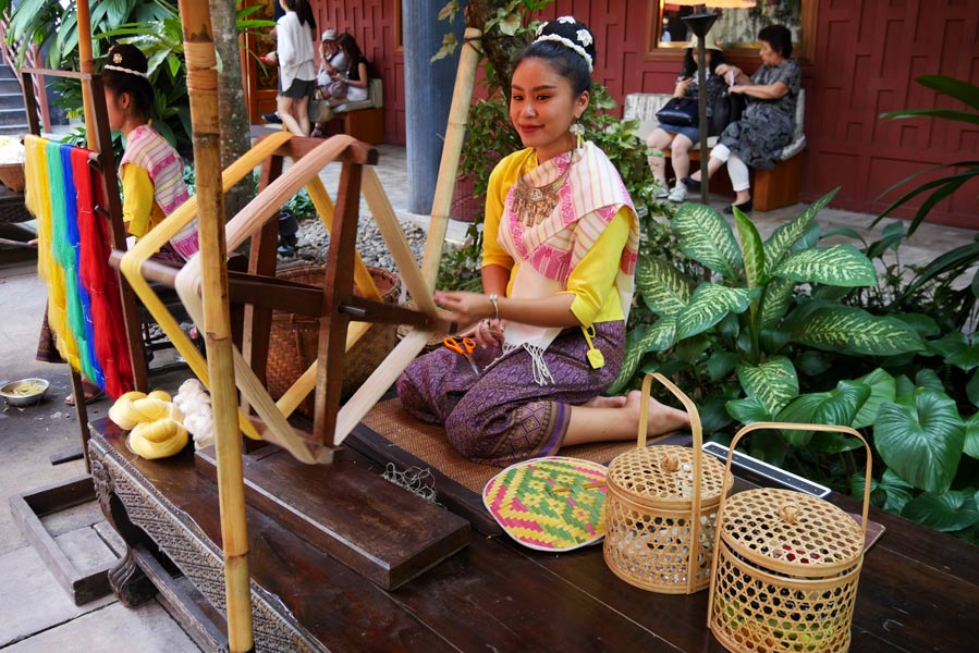 Maison de Jim Thompson à Bangkok en Thaïlande, démonstration de filage de la soie