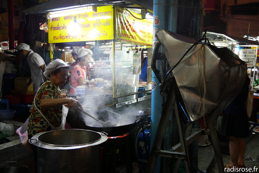 Street food au marché de nuit à Chinatown à Bangkok