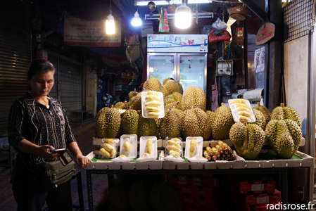 durian, Street food au marché de nuit à Chinatown à Bangkok