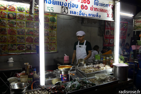 fruits de mer, Street food au marché de nuit à Chinatown à Bangkok