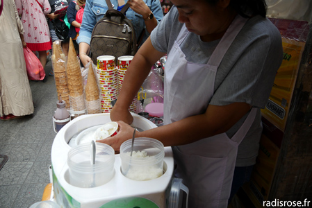 glace, Street food au marché de nuit à Chinatown à Bangkok