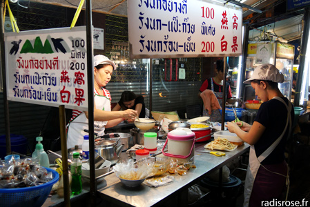 Street food au marché de nuit à Chinatown à Bangkok