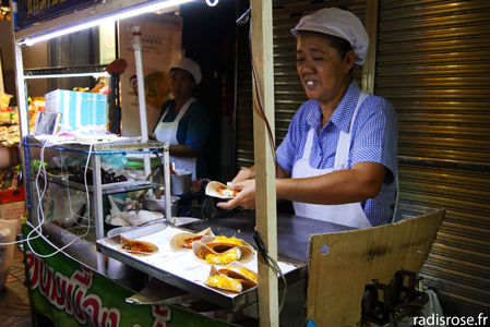 restaurants de rue, Street food au marché de nuit à Chinatown à Bangkok