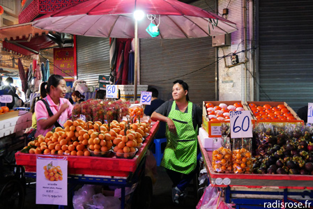 vendeuses de fruits, Street food au marché de nuit à Chinatown à Bangkok