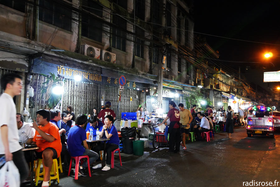 restaurants de rue, Street food au marché de nuit à Chinatown à Bangkok