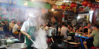 cuisine au wok Street food au marché de nuit à Chinatown à Bangkok