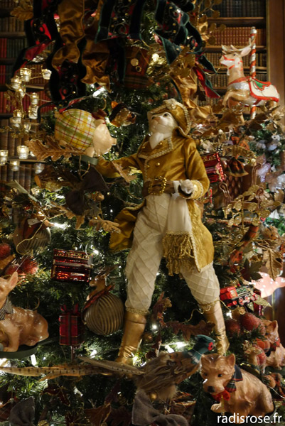 Noël aux mille et unes couleurs au château de Vaux-le-Vicomte, décoration sapin de noel chat botté