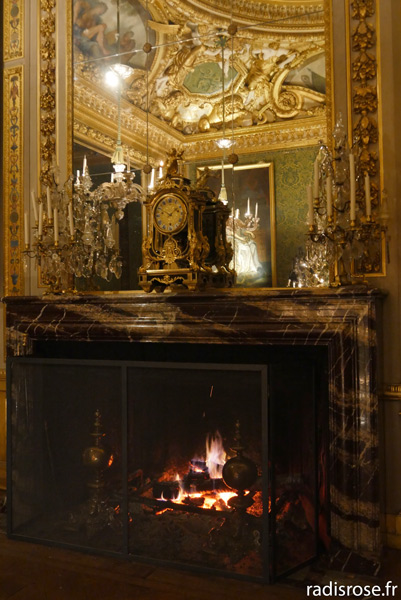 Noël aux mille et unes couleurs au château de Vaux-le-Vicomte, feu de cheminée