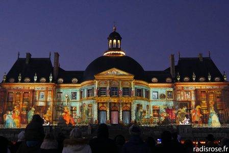 Noël aux mille et unes couleurs au château de Vaux-le-Vicomte, Mapping vidéo, un spectacle son et lumières sur la façade de Vaux-le-Vicomte