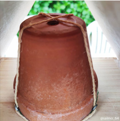 Tuto diy : comment fabriquer hôtel à insectes pour le jardin, un pot en terre rempli de foin ou de la mousse