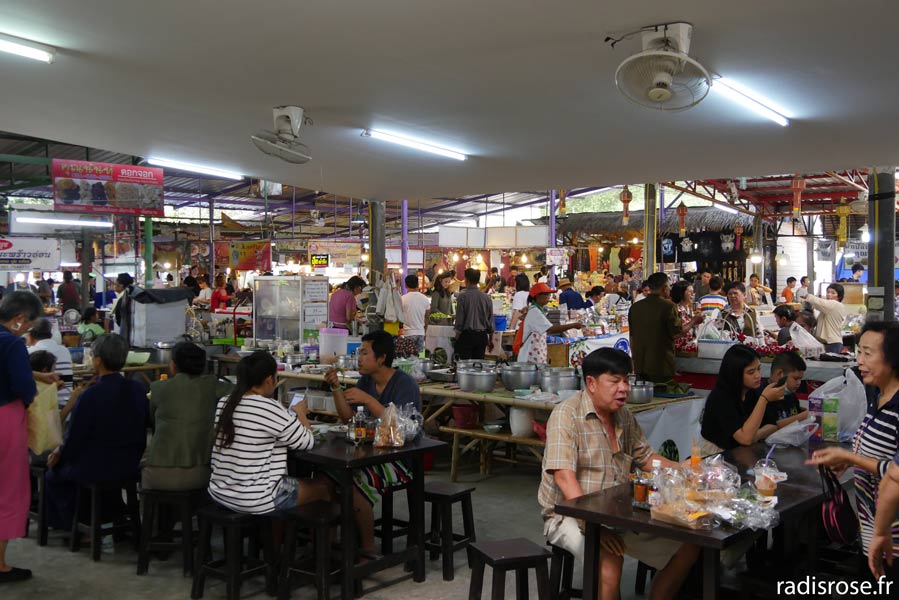 Khlong Lad Mayom Floating Market à Bangkok, street food