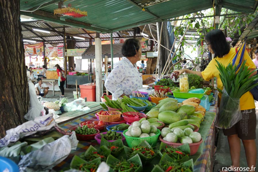 Khlong Lad Mayom Floating Market à Bangkok, fruits et légumes
