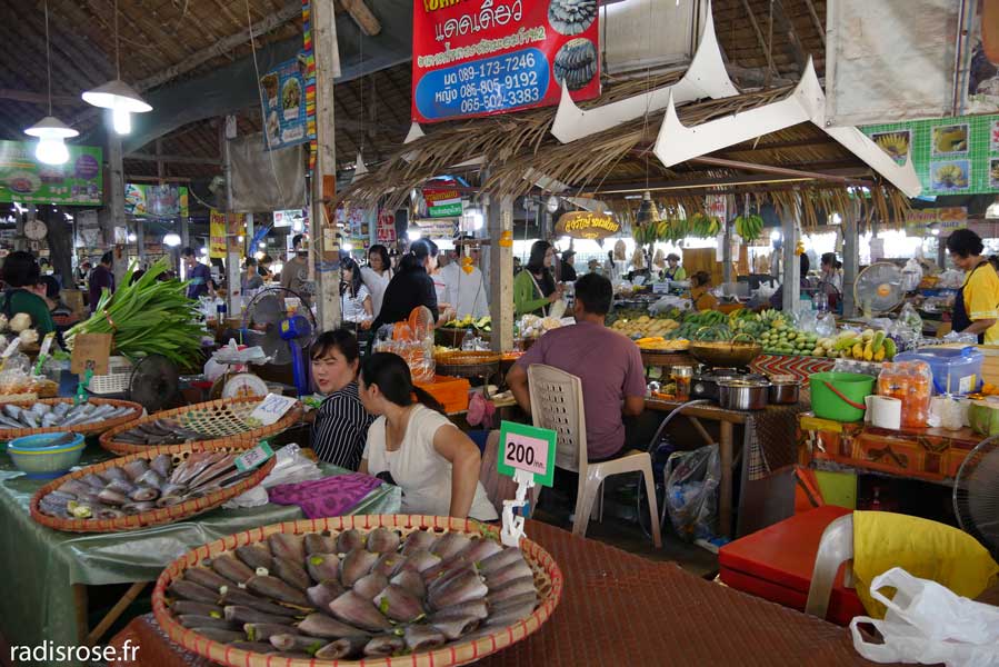 Marché flottant Khlong Lad Mayom Floating Market, Marchés à visiter à Bangkok en Thaïlande