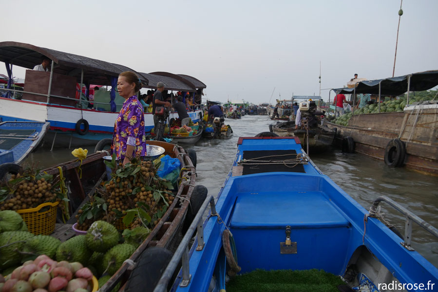 Marché flottant de can Tho dans le delta du Mékong au Vietnam