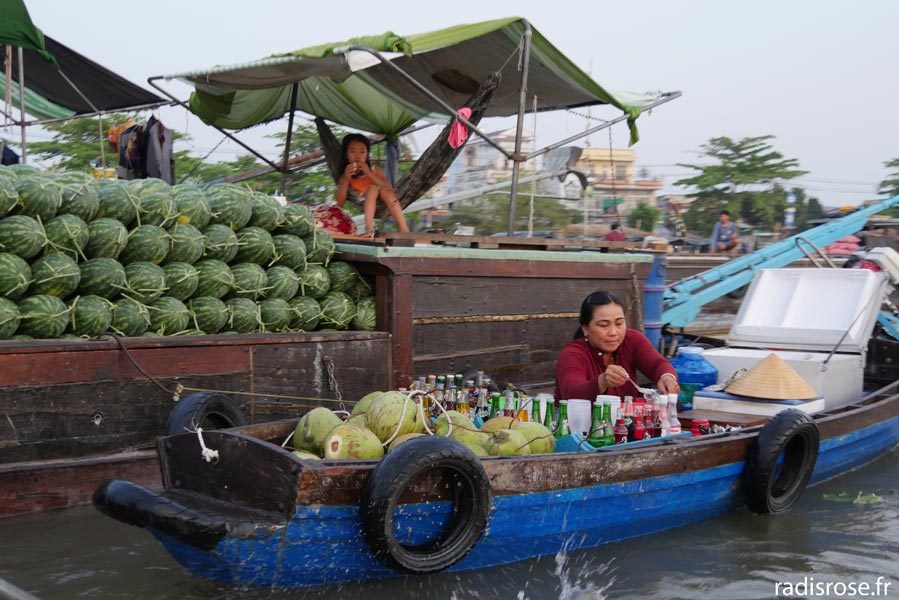 Marché flottant de can Tho dans le delta du Mékong au Vietnam